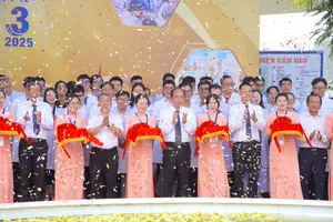 Các đại biểu cắt băng khai mạc ngày hội