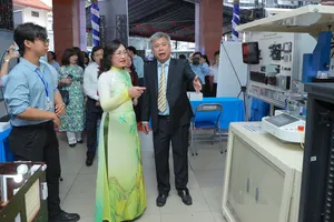 Thứ trưởng Bộ Công thương Phan Thị Thắng (áo dài) tham quan không gian triển lãm “Thành tựu đào tạo – Cao Thắng 119 năm”