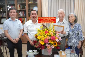 Đồng chí Phạm Thành Kiên, Trưởng Ban Tổ chức Thành uỷ (thứ 2 từ trái vào) thăm, chúc mừng nhà giáo Phạm Chánh Trực. ẢNH QUANG HUY