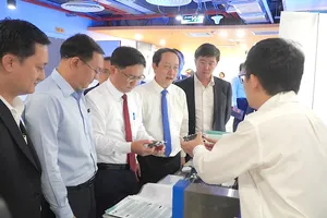 Lãnh đạo Trung ương và TPHCM tham quan mô hình sản xuất chip của doanh nghiệp, sáng 17-12. Ảnh: QUANG HUY