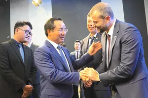 Chủ tịch UBND TPHCM Nguyễn Văn Được thăm hỏi, trao đổi cùng các đại biểu quốc tế. Ảnh: QUANG HUY