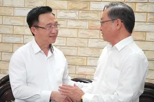 Đồng chí Đặng Minh Thông thăm GS-TS-BS Nguyễn Tấn Bỉnh. Ảnh: QUANG HUY