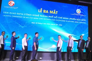 Đồng chí Đặng Minh Thông (thứ 4 từ phải vào) cùng các đại biểu nhấn nút chính thức vận hành Sàn Giao dịch Công nghệ TPHCM phiên bản mới. ẢNH QUANG HUY