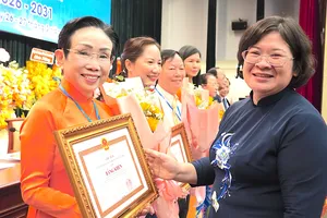 Đồng chí Văn Thị Bạch Tuyết trao bằng khen của UBND TPHCM cho các cá nhân và tổ chức thành viên của Liên hiệp hội. ẢNH QUANG HUY