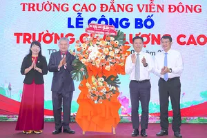 GS.TS Lê Quân, Thứ trưởng Bộ GD-ĐT (thứ 2 từ phải vào) tặng hoa chúc mừng nhà trường. ẢNH QUANG HUY