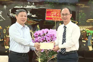 Đồng chí Dương Anh Đức chúc mừng PGS.TS Trần Cao Vinh. ẢNH QUANG HUY