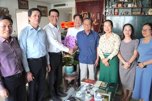 Đồng chí Nguyễn Việt Long thăm hỏi TS Trần Du Lịch. ẢNH QUANG HUY