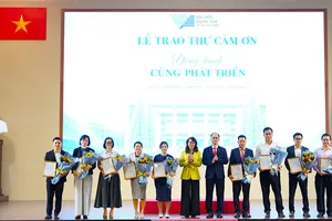 Ban giám đốc ĐHQG TPHCM tôn vinh các nhà khoa học tiêu biểu. ẢNH QUANG HUY