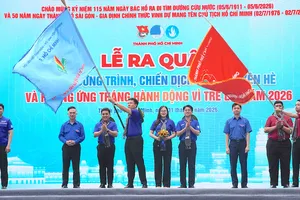 Đồng chí Đặng Minh Thông (thứ 2 từ trái vào) trao cờ xuất quân cho các đội tình nguyện. ẢNH QUANG HUY