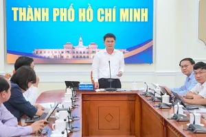 Phó Chủ tịch UBND TPHCM Nguyễn Mạnh Cường báo cáo tại hội nghị. ẢNH QUANG HUY