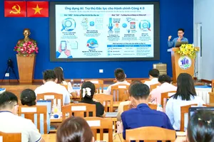 Chuyên gia đến từ Phòng thí nghiệm công nghệ phần mềm, Trường Đại học Khoa học Tự nhiên – ĐHQG TPHCM hướng dẫn tại lớp học. QUANG HUY