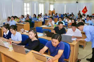 Cán bộ phường xã trên địa bàn TP tham dự lớp bồi dưỡng kiến thức cơ bản về AI. QUANG HUY