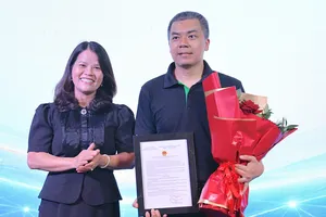 Phó Giám đốc Sở KH-CN TPHCM Nguyễn Hoàng Bảo Trân trao giấy chứng nhận doanh nghiệp KHCN cho đại diện công ty GreenNode. QUANG HUY