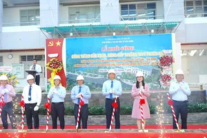 Các đại biểu thực hiện nghi thức khởi công cải tạo Trường THPT Phước Kiểng. Ảnh: QUANG HUY