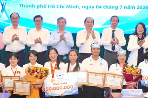 Đồng chí Nguyễn Phước Lộc và đại diện Sở Y tế TP trao giải cho các đội. QUANG HUY