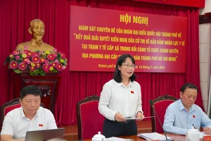 Phó Trưởng Đoàn ĐBQH TPHCM Trần Thị Diệu Thúy, Trưởng đoàn giám sát chủ trì hội nghị. QUANG HUY