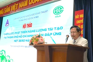 GS.TS Nguyễn Văn Phước phát biểu đề dẫn tại hội thảo. QUANG HUY