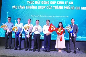 Đồng chí Đặng Minh Thông tặng hoa các diễn giả tại hội nghị. Ảnh: QUANG HUY