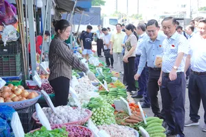 Đồng chí Huỳnh Thanh Nhân, Phó Chủ tịch HĐND TPHCM (thứ 2 từ phải vào) khảo sát việc bảo đảm ATTP tại chợ nông sản Thủ Đức. QUANG HUY