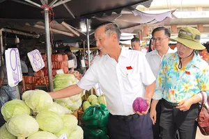 Đồng chí Huỳnh Thanh Nhân khảo sát ATTP tại chợ đầu mối nông sản thực phẩm Hóc Môn. QUANG HUY