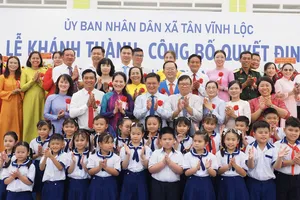 Các đại biểu và học sinh tại lễ khánh thành. HOÀNG HÙNG