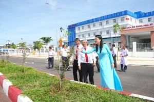 Các đại biểu khảo sát tại tuyến đường Vĩnh Phước - Cây Khô. QUANG HUY