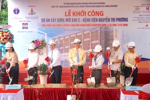 Các đại biểu làm thủ tục động thổ xây mới khu C. QUANG HUY