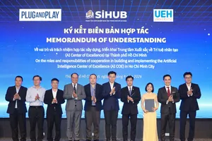 Các đại biểu chứng kiến lễ ký kết MOU giữa Plug and Play ký này với SIHUB và Đại học Kinh tế TPHCM. ẢNH HOÀNG TRIỀU