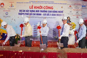 Các đại biểu thực hiện nghi thức khởi công. ẢNH QUANG HUY