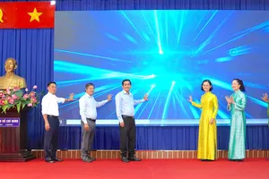 Các đại biểu bấm nút triển khai các công trình, mô hình số mới. QUANG HUY
