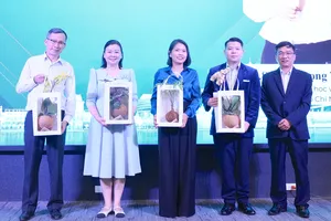 Phó Giám đốc Sở KH-CN TPHCM Trần Trọng Tuyên tặng quà lưu niệm cho các đại biểu. QUANG HUY