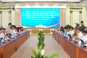 Đoàn Giám sát chuyên đề của Ủy ban KHCN-MT của Quốc hội làm việc với UBND TP. Ảnh: QUANG HUY
