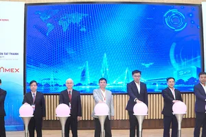 Các đại biểu thực hiện nghi thức trước khi hội nghị bắt đầu. QUANG HUY