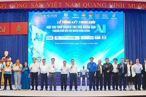 Đại biểu chụp hình cùng 2 đội đoạt giải nhất. QUANG HUY