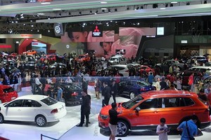 Cramped space at automobile show VAMA Show. (Photo: SGGP)