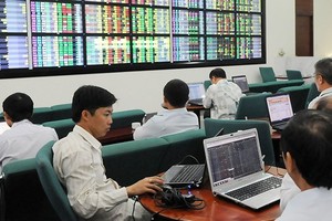 VN-Index slides for four straight days due to heavy share dumping