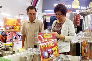 Customers buy goods at a supermarket in District 5 in Ho Chi Minh City. (Photo: SGGP)