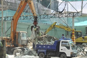 Collecting construction waste. (Photo: SGGP)