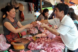 The prices of pork climb due to inadequate supply. (Photo: SGGP)