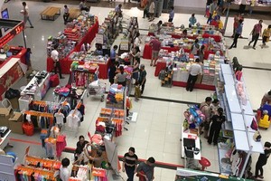 An area selling clothes and handbags of Vietnamese enterprises in a Japanese shopping center in Vietnam. (Photo: SGGP)
