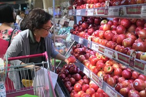 Prices of imported fruits have become more attractive to Vietnamese consumers. (Photo: SGGP)