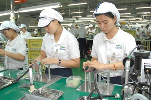   Producing electronic components at Nidec Tosok Company in Tan Thuan Export Processing Zone in Ho Chi Minh City. (Photo: SGGP)