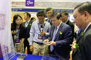 Mr. Nguyen Thanh Phong, chairman of HCMC People’s Committee, visits a stall of a Vietnamese supporting industry enterprise at the exhibition. (Photo: SGGP)