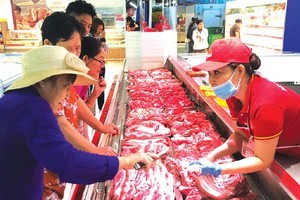 The price of pork was kept stable during Tet holidays. (Photo: SGGP) 