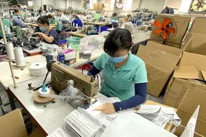 Workers make face masks in Ho Chi Minh City. (Photo: SGGP)