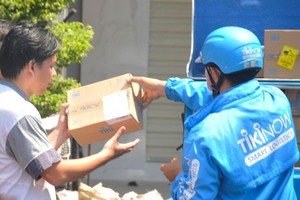 A shipper delivers goods to a customer. (Photo: SGGP)