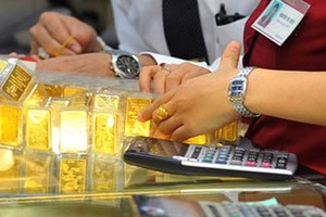 Domestic gold price moves inversely to global one