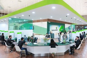 Customers do transactions at Vietcombank. (Photo: SGGP)