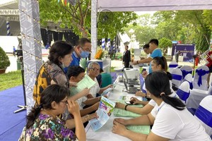 People learn about summer tours in Ho Chi Minh City. (Photo: SGGP)
