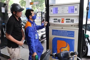 Fuel prices are kept unchanged or slightly lowered in this adjustment. (Photo: SGGP)